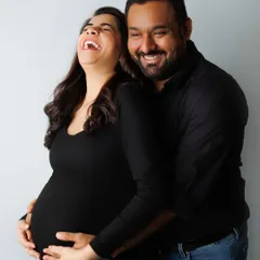 I truly believe maternity sessions should be fun and relaxed. My goal is to make you laugh and feel completely at ease. Capturing pure, unposed joy like this is what makes my job the absolute best.