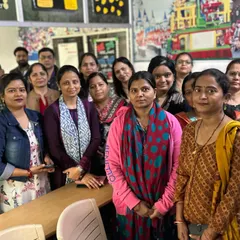 The energy in my parent workshops is always so positive and collaborative. This photo captures a group of parents ready to learn and share, all with the common goal of providing the best possible support for their children's development.