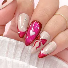 A perfect Valentine's Day set featuring a mix of red cat-eye hearts, delicate bow art, and sparkling rhinestones. It's a romantic and glamorous design to celebrate the season of love.