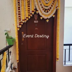A beautiful floral garland (Thomale) for an apartment doorway. The design uses yellow and white chrysanthemums with red rose accents to create a festive look.