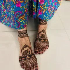 A classic foot design with elephant motifs under a traditional arch. The pattern is simple, symmetrical, and timeless.