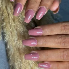 A fresh set of Polygel extensions in a classy and elegant dusty mauve shade. This solid color manicure is perfect for all occasions, offering a sophisticated and flawless look on beautifully shaped coffin nails.