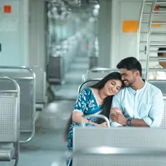 A quiet moment of connection amidst the journey. Using a Mumbai local train as our setting, I captured this intimate portrait for Veeral and Tavan. It shows that beautiful pre-wedding photos can be created anywhere, telling a story that is uniquely yours.