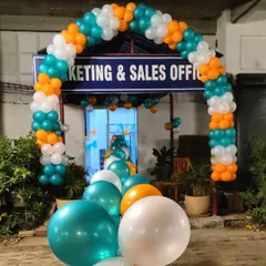 A closer look at the entrance for a sales office, with loose balloons leading the way inside. This technique adds depth and guides visitors into the event space.