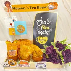For the mom who loves her tea, this 'Chai bina chain kahan re' (Where is peace without tea?) hamper is the perfect gift. It comes with samosas, jalebis, and other tea-time snacks.