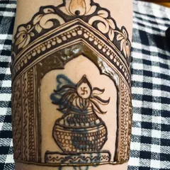 This arm band features a sacred kalash, a symbol of abundance and wisdom. It's a meaningful and traditional choice for any auspicious occasion or festival.