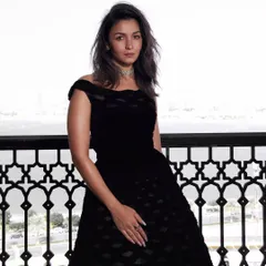 Alia Bhatt looking radiant at the Red Sea Film Festival. The minimalist soap nails I designed for her provided a subtle, polished look that allowed her stunning black dress and diamond choker to shine.