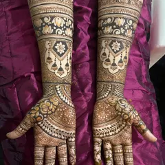 An elegant bridal design featuring beautiful hanging jhumkas and delicate floral bands. The combination of bold figures and fine, detailed fillers gives this mehendi a balanced and sophisticated look.