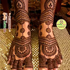 A classic and intricate bridal foot design. The pattern covers the entire foot with traditional motifs, creating a look of pure elegance.