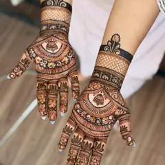 Another angle of the chic bell motif design. This style is perfect for a modern bride or for an engagement party, offering a unique and artistic look.