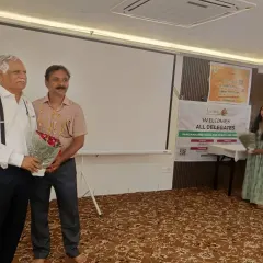 We were honored to host Dr. Tayde, Honorable Physician to the Governor of Maharashtra, for an enlightening session on Nadi Parikshan. His presence and deep knowledge reinforce our commitment to upholding the highest standards of authentic Ayurvedic practice.