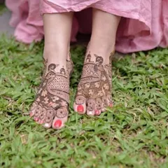 This foot design includes peacock and palace motifs, perfectly matching a traditional Rajasthani bridal theme.