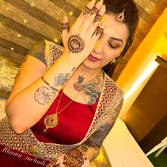 A chic and artistic choice for a modern bride. This design features a simple lotus mandala on the back of the hand and a graceful peacock on the palm, leaving plenty of open space.