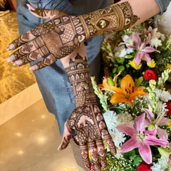 A festive design perfect for any celebration. The intricate patterns with peacock motifs and floral details make this a timeless choice.