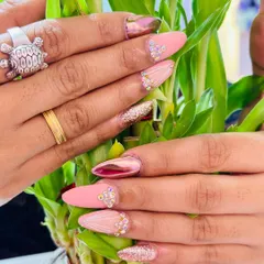 This design combines multiple textures: a matte pink base, rose gold chrome, rose gold glitter, and intricate rhinestone work. It's a truly glamorous and eye-catching set.