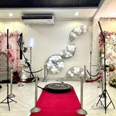 This photo shows my 360 booth setup for a party with modern balloon decor. I can adapt the lighting and overall footprint to fit into any party space, big or small, without compromising on the experience.