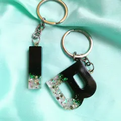 For a bolder look, I made these 'I' and 'B' initial keychains using a striking black and iridescent glitter combination. The glitter catches the light beautifully against the solid black resin.