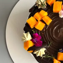 When mango meets chocolate, magic happens. This Naked Cake has a moist chocolate sponge, luscious dark chocolate ganache, and is topped with juicy fresh mangoes for a bold twist on a summer favourite.