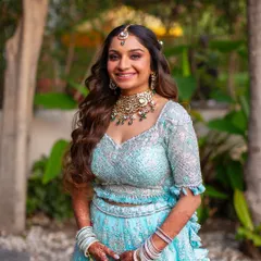 For the bride who dreams of a fairytale moment. We created these soft, voluminous waves for a romantic and effortless wedding day look. This open hairstyle is perfect for daytime events or a reception, letting your hair flow beautifully.