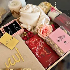 A beautifully curated tray for a special Eidi gift. This hamper includes Lindt chocolates, premium pistachios, elegant earrings, and a scented candle, making it a thoughtful and luxurious present for Eid.
