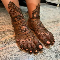 A majestic elephant-themed design for the feet. The caparisoned elephants on the ankles create a royal and grand look.