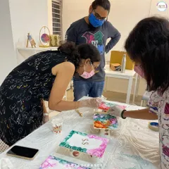 A unique anniversary celebration! This couple chose a private alcohol ink workshop to create personalized art together. A truly memorable way to mark a special day.