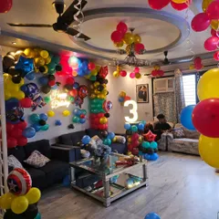 We transformed this entire living room into a Marvel superhero universe for a 3rd birthday. The setup includes a full balloon wall, character balloons, ceiling decorations, and a light-up number.