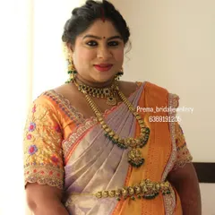A lovely portrait of the mom-to-be, showing the intricate details of the temple jewellery.
