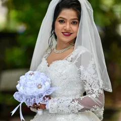 A confident and happy bride, ready to walk down the aisle. The makeup features a classic red lip and defined eyes, a timeless choice for a white wedding.
