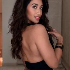 A stunning deep brown hair color. This two-tone look has subtle dimension that keeps it from looking flat, resulting in healthy, glamorous hair.
