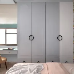 This kid's room combines a fun flamingo wallpaper with a practical floating study desk and a wardrobe in warm, gentle colors. The design ensures the space is vibrant and inspiring without being overwhelming.