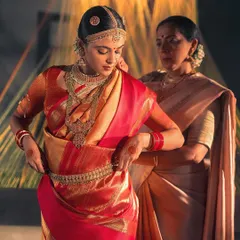 Adjusting the waist belt, or ottiyanam, over the nine-yard Kanjivaram silk saree. Every element of the styling was meticulously researched to reflect the authenticity of the ceremony.