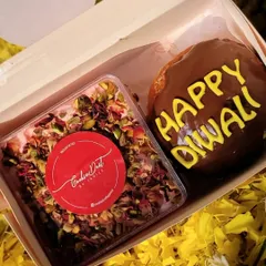 For Diwali, I also offered these tiny boxes of happiness. This one includes a Rose & Pistachio Tres Leches tub paired with a custom "Happy Diwali" bombolini, a perfect small gesture for the festival of lights.
