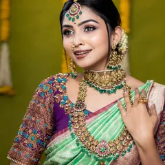 A close-up of this beautiful look. The choker and long necklace create a perfect layered effect.