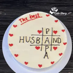 This cake celebrates the man who is both the best husband and the best papa. It's a simple, heartfelt design that means the world.
