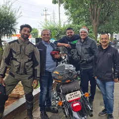 A typical post-ride group photo. Here we are with our guide and mentor, Bengaluru Police Commissioner B. Dayananda sir.