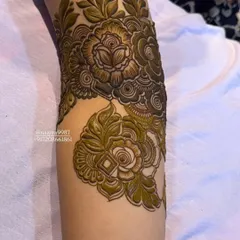 The start of a beautiful bridal arm band, featuring my signature hibiscus flowers. The fresh paste is a lovely greenish-brown color.