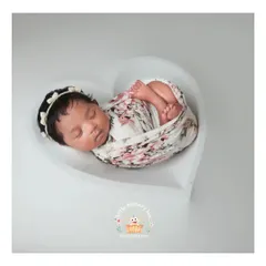 This is my classic newborn style. I love using simple, beautiful props like this heart-shaped bowl to safely cradle your little one, keeping all the focus on their perfect, tiny features.