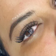 This is a Long Volume set, which is a non-Russian style. It provides significant length and volume for a noticeable, beautiful look. Perfect for the festive season or any time you want your eyes to pop.
