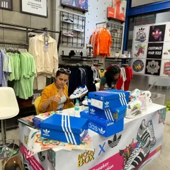 This was my setup for the Adidas sneaker customization workshop at their store. I bring all the tools and paints needed to transform a product right in front of the customer, making it a memorable brand experience.