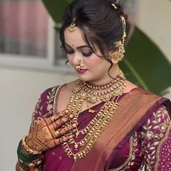 Another angle of the bride's look, showing how the drape flatters her posture. My focus is always on creating a clean, elegant, and comfortable Navari style for the bride.