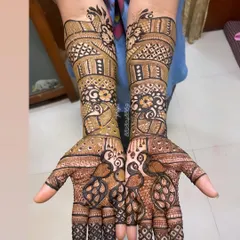 This design is a celebration of the peacock, a classic symbol in Indian weddings. I have woven peacock figures throughout the arms and palms, combined with detailed jaali (net) patterns for a rich and textured look.
