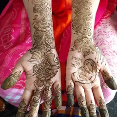 A special design for a mom-to-be, featuring a portrait of a mother and child. I love creating personalized mehendi like this for baby showers to make the day even more memorable.