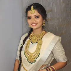 I offer beautiful South Indian bridal jewellery for rent, like this traditional temple jewellery set. The layered gold necklaces and matching headpiece are perfect for a classic South Indian wedding ceremony.