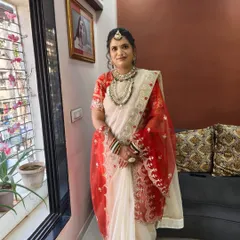 A happy customer dressed for a family function. She paired my rental jewellery with her gorgeous white and red saree and looks so elegant.