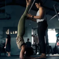 A glimpse from our Yoga Advancement Workshop at Lift Studios. Here, I'm providing support for a student's Shirshasana, ensuring her alignment is safe and stable as she builds confidence in the pose.