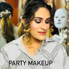 This is a perfect example of a glamorous party makeup look. I created a sparkling, smokey eye paired with a soft lip color and a glowing base, a versatile style suitable for any celebration, from a sangeet to a reception.