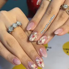 This romantic set features hand-painted watercolor style florals on a soft, shimmery blush base. The delicate brushstrokes and touch of gold give these flowers a beautiful, artistic feel.