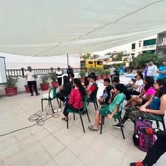 We believe in a transparent and educational approach for both athletes and parents. This image shows an orientation session where our experts explain the methodology and benefits of our integrated sports science program.