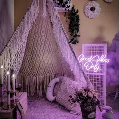 This macrame teepee tent, illuminated by a purple "Good Vibes Only" neon sign, creates a cool and cozy corner. It's a versatile setup, ideal for photoshoots, bachelorette parties, or unique birthday celebrations.